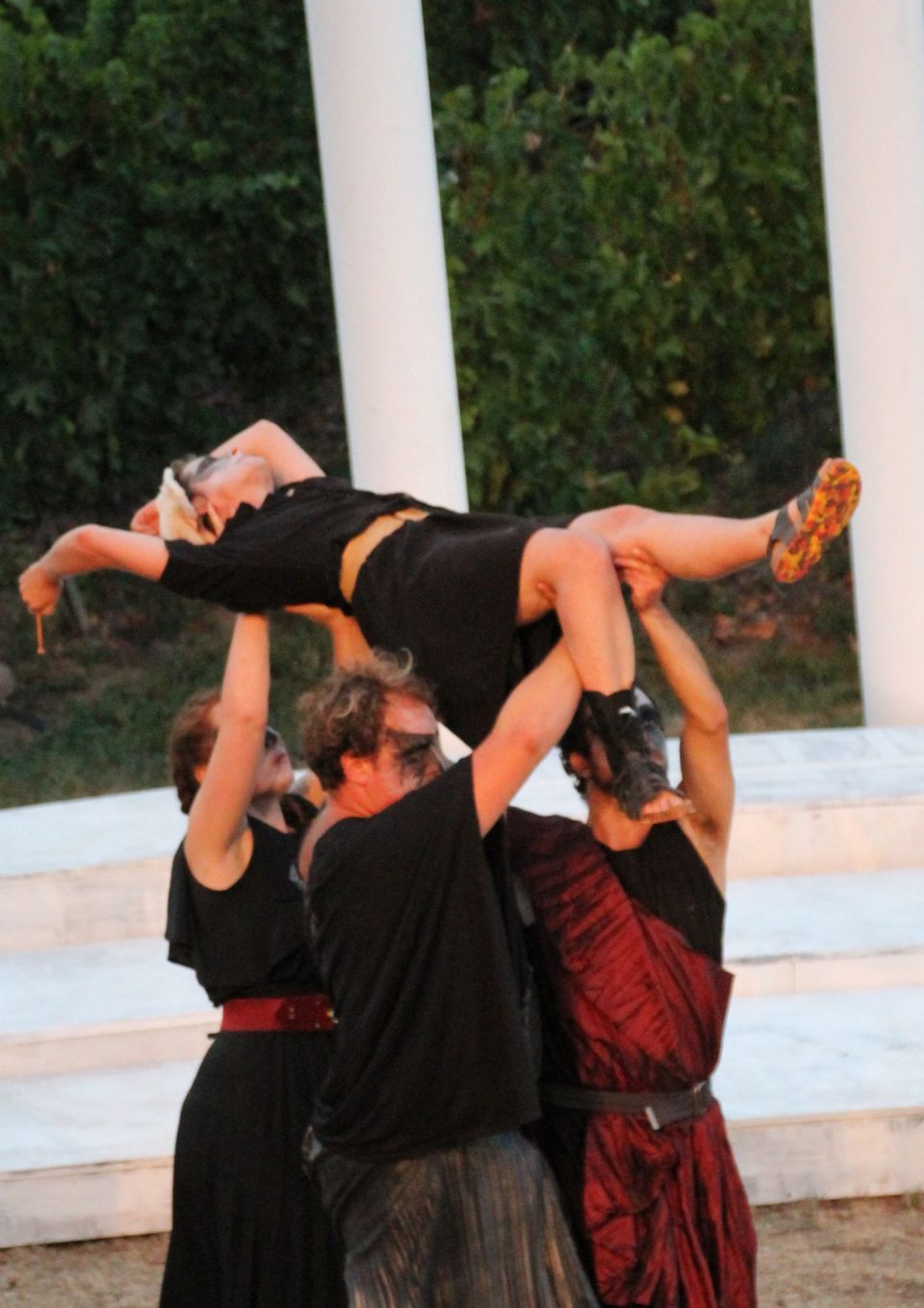 Les insups les insupportés compagnie des insupportés insupporter faire un don soirs à pressoirs soir à pressoir soirs après soirs prêter un lit